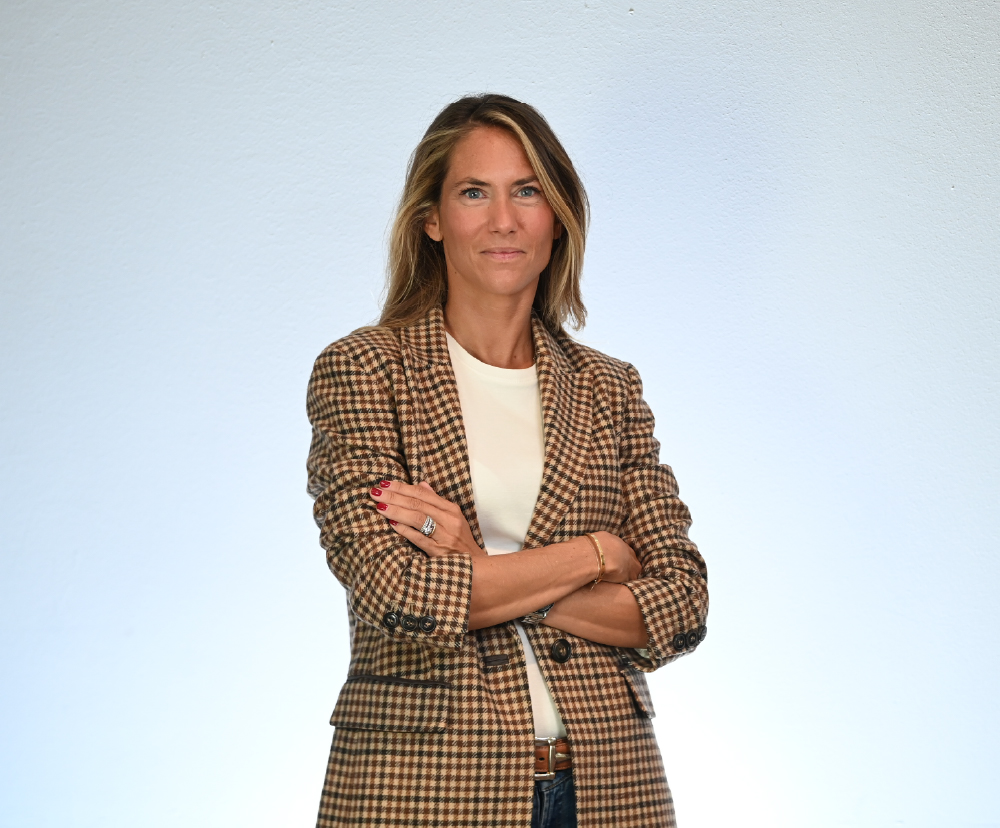 Carlotta Oriani, Manager ITC di Hays . Ritratto donna con braccia conserte.